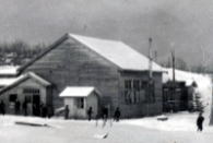 雪の中の小学校校