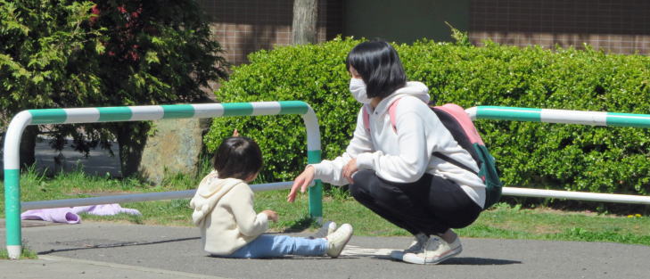 幼児と母