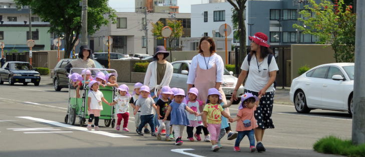 保育園児の散歩